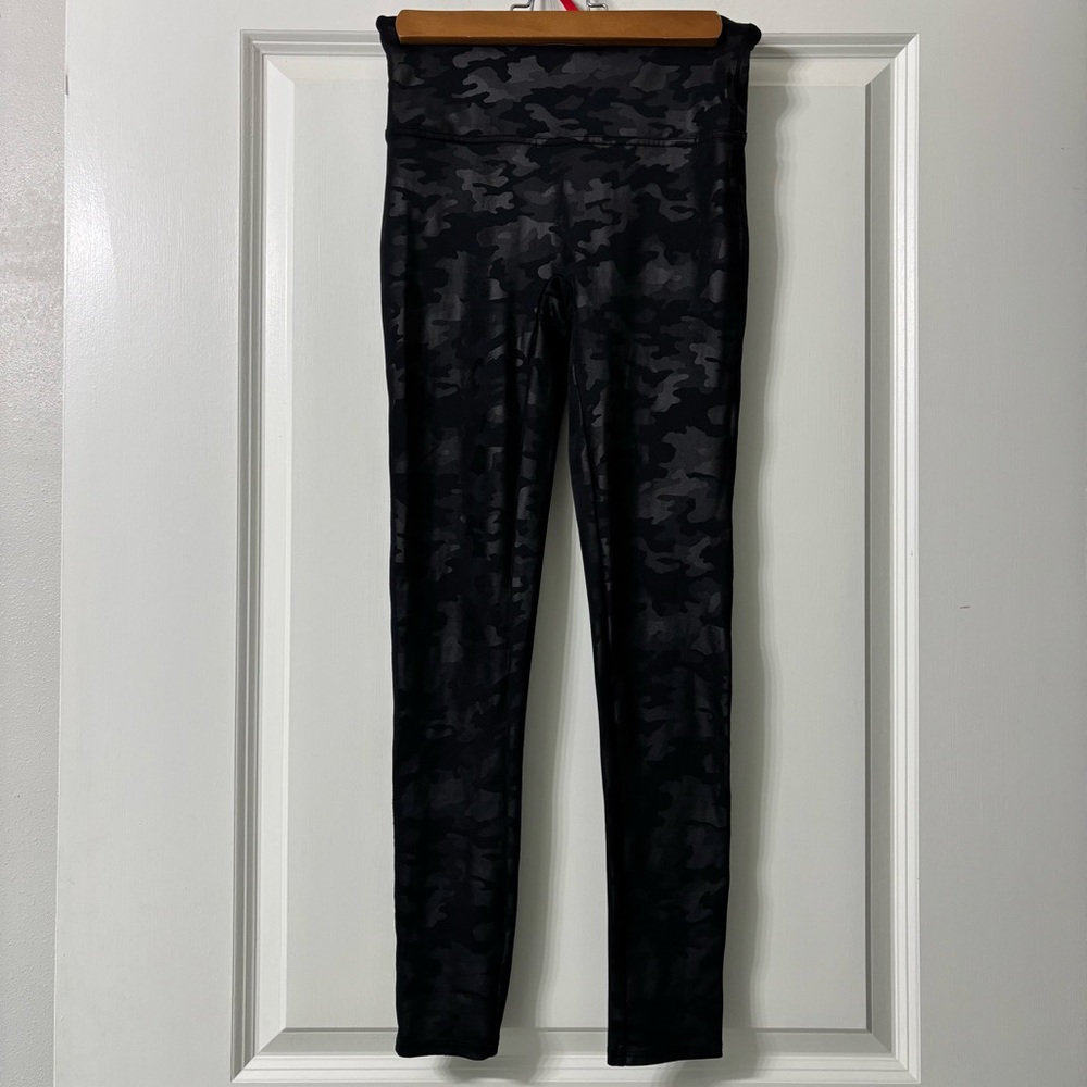 Spanx Camouflage Black Legging Medium Petite